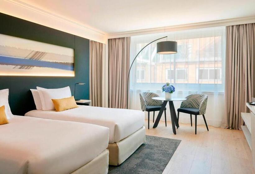 キングサイズベッドのスタンダードルーム, Lyon Marriott Hotel Cité Internationale