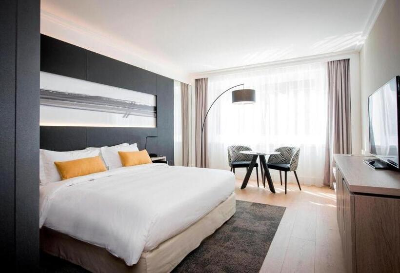 キングサイズベッドのスタンダードルーム, Lyon Marriott Hotel Cité Internationale