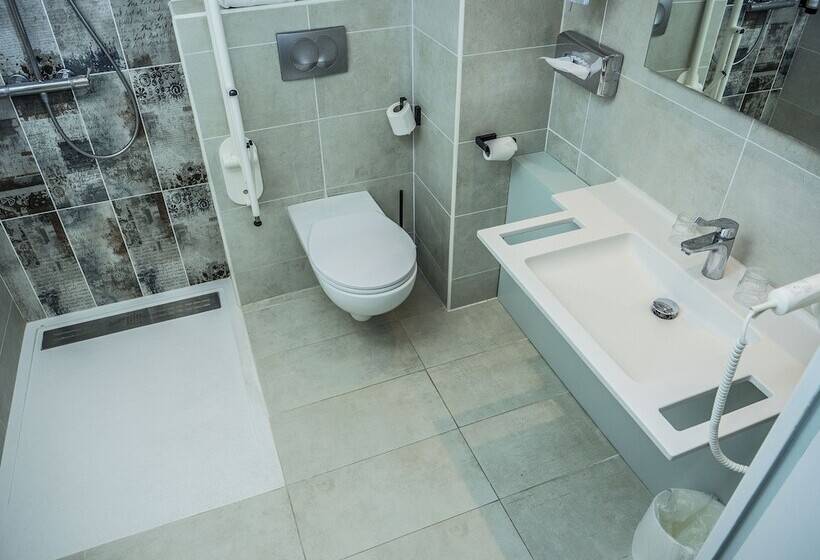 Номер Стандарт Адаптированный для Инвалидов, Logis Hotel Restaurant Uzès Pont Du Gard