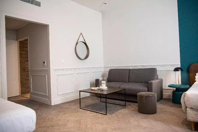Quarto Familiar, Royal