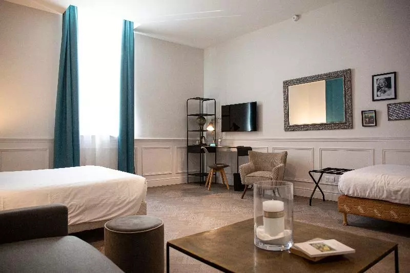 Quarto Familiar, Royal