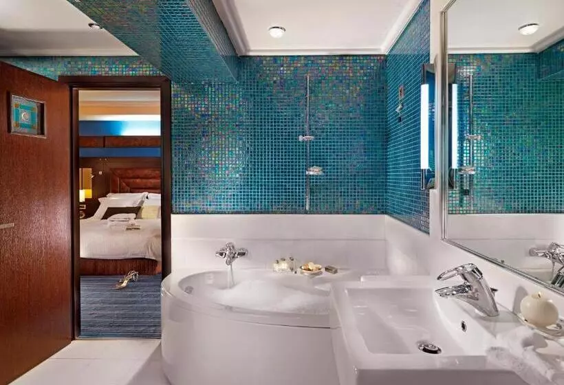 キングサイズベッドのジュニアスイート, Crowne Plaza Athens City Centre, An Ihg