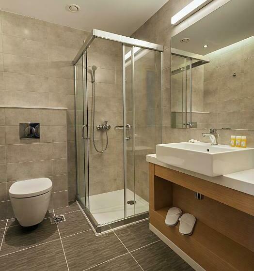 スタンダード4人部屋, Kriti