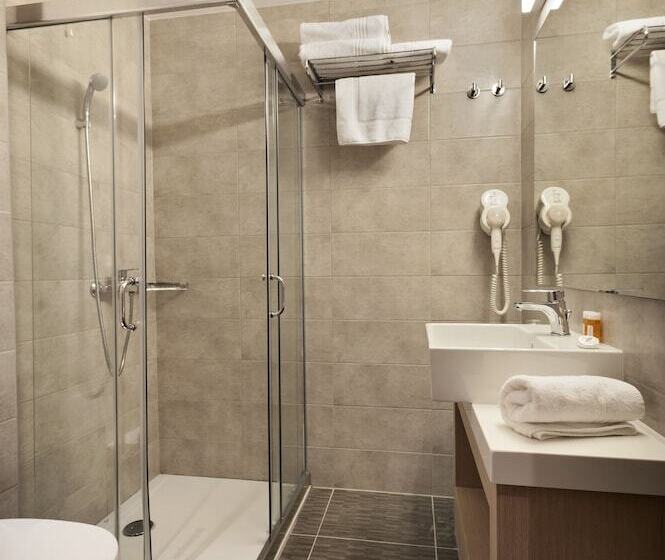 スーペリアールーム, Kriti