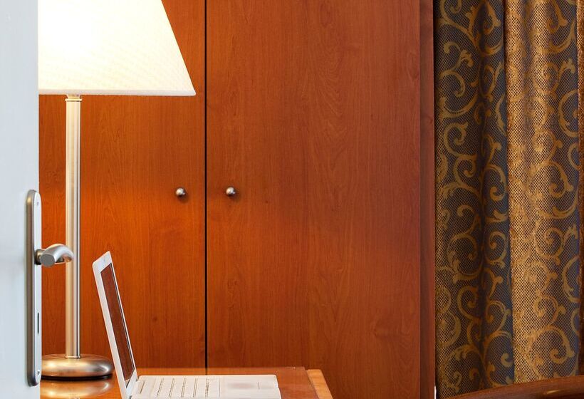 חדר סטנדרט מקשר, Lucy