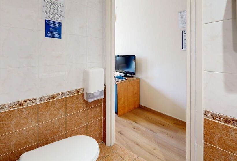 חדר בסיסי, Lucy