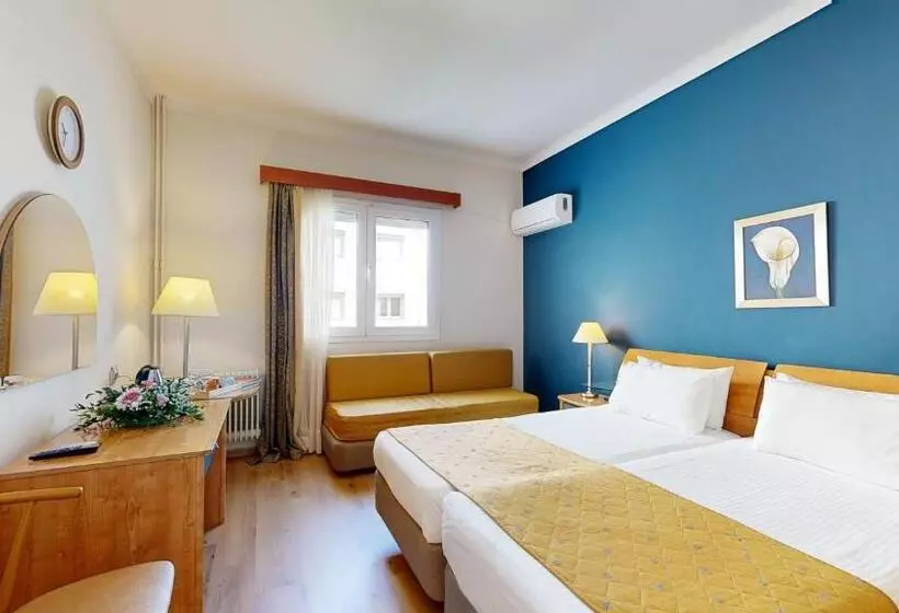 Chambre Standard Communicante, Lucy