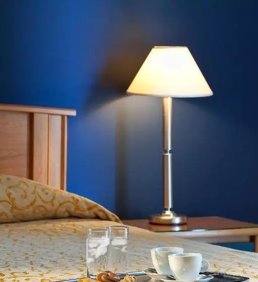 Chambre Standard Communicante, Lucy