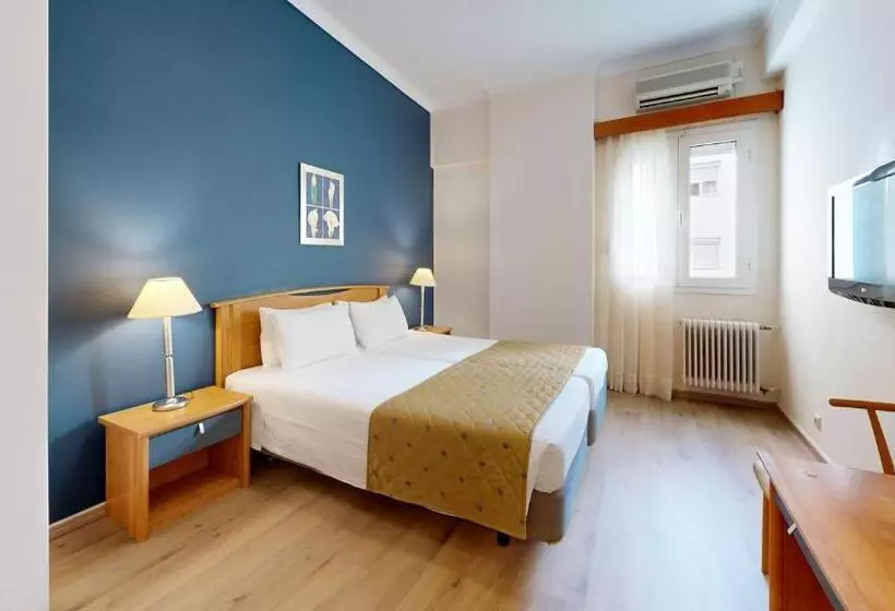 Chambre Standard Communicante, Lucy