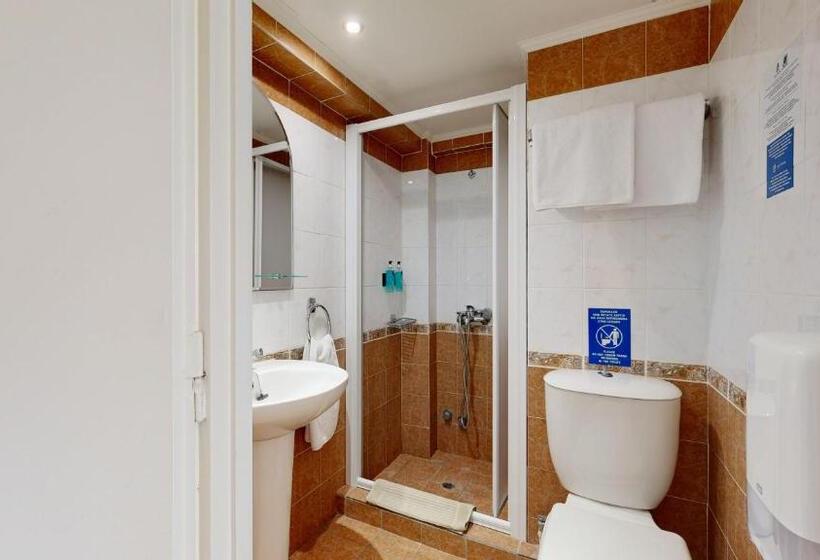 חדר בסיסי, Lucy