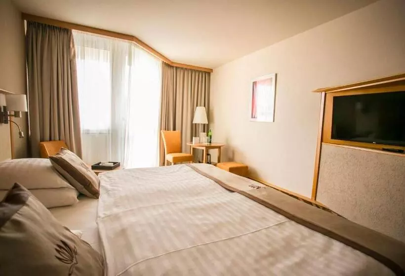 プールビュースタンダードルーム, Lotus Therme Hotel & Spa