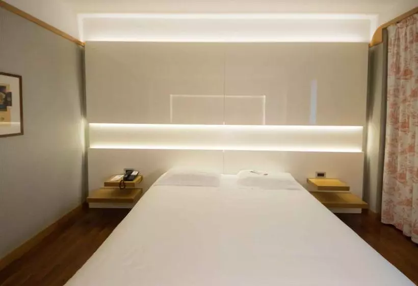 Executive Yhden Hengen Huone, Della Rotonda