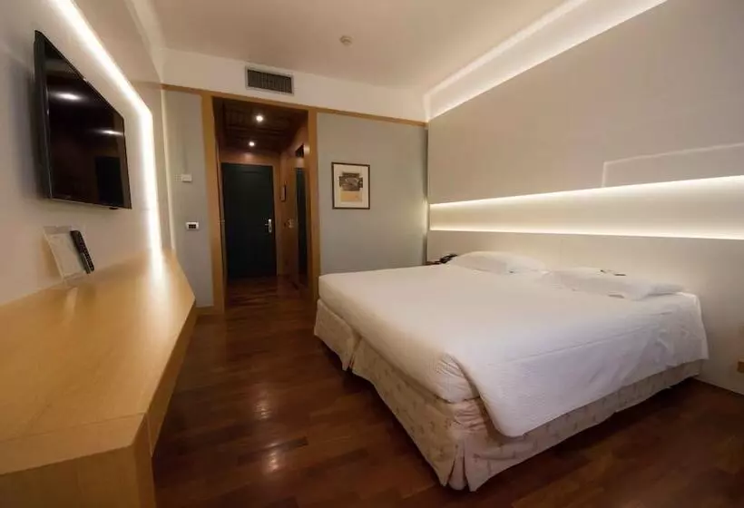 Executive Yhden Hengen Huone, Della Rotonda