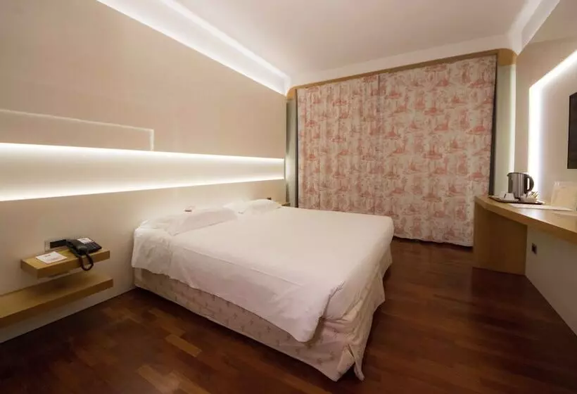 Executive Yhden Hengen Huone, Della Rotonda