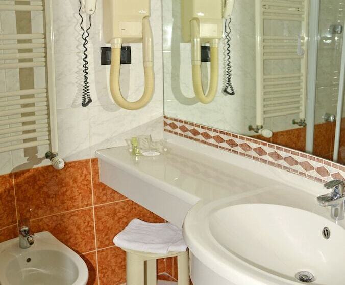 Camera Tripla Standard, Amadeus E Teatro