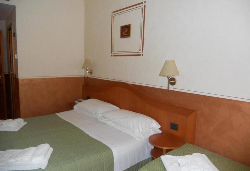 Camera Tripla Standard, Amadeus E Teatro