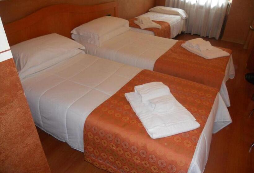 Camera Tripla Standard, Amadeus E Teatro