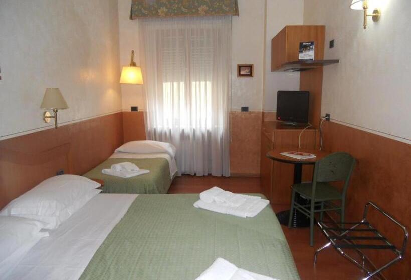 Camera Tripla Standard, Amadeus E Teatro