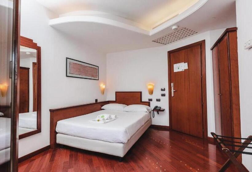 이코노미 룸, Carlo Felice