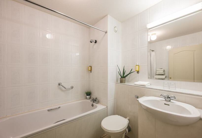 חדר סטנדרט לשלושה, Downhill Inn