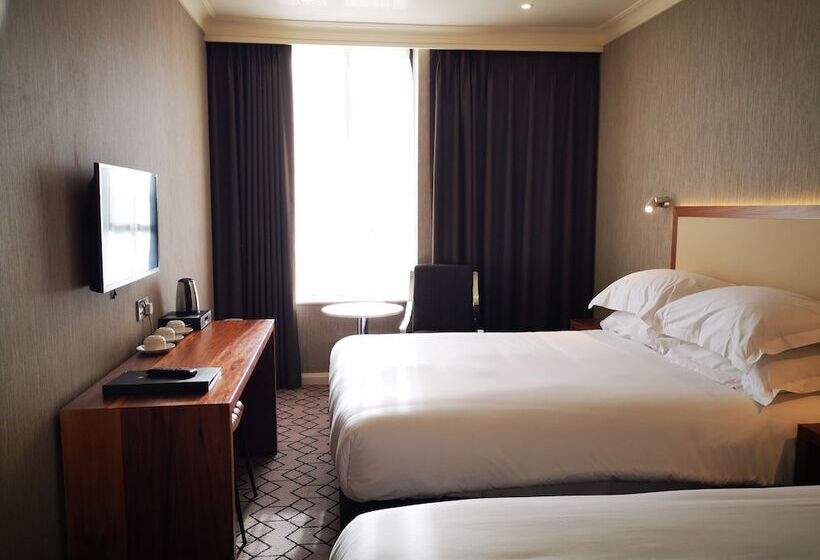 غرفة قياسية ثلاثية, The Victoria