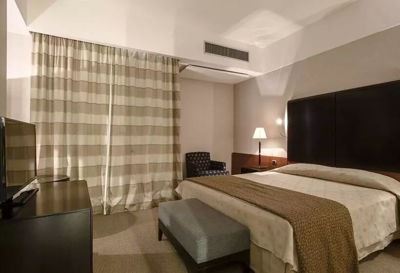 سوییت جونیور, Flyon Hotel & Conference Center