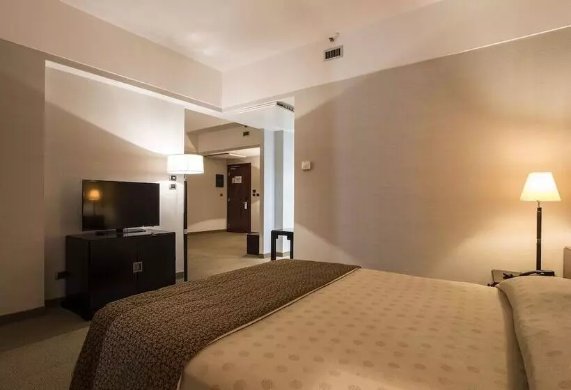 سوییت, Flyon Hotel & Conference Center