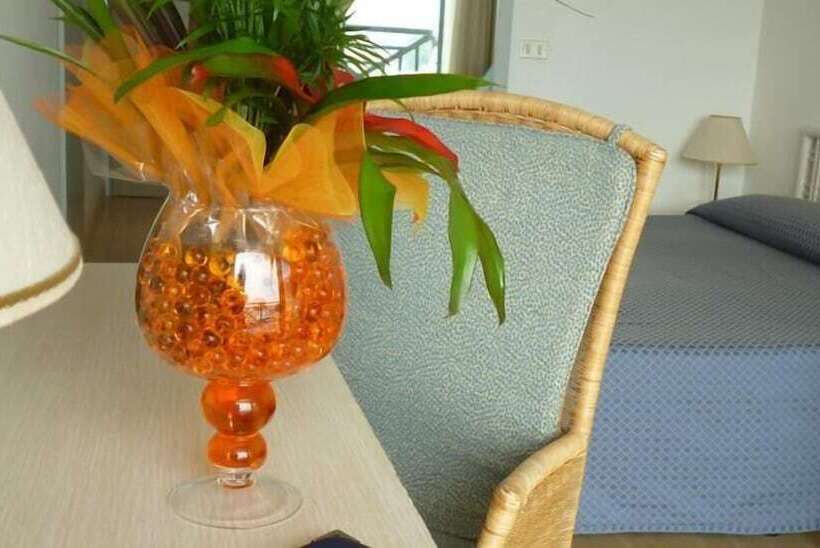 חדר סטנדרט לשלושה, Marina Uno