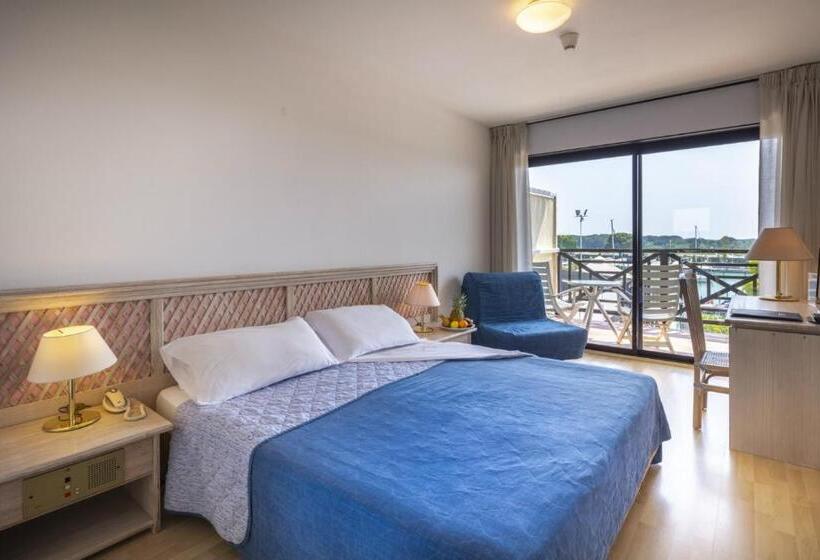 غرفة ديلوكس مطلة على حمام السباحة, Marina Uno