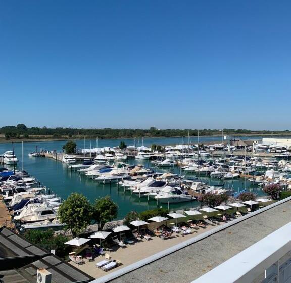 جناح جونيور, Marina Uno