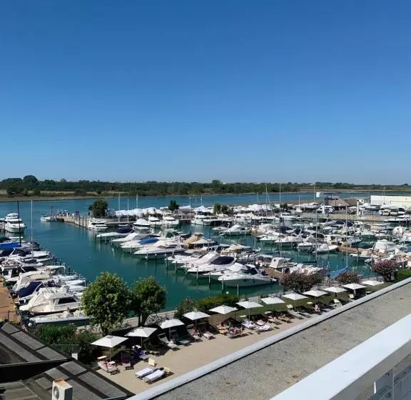 سوییت جونیور, Marina Uno