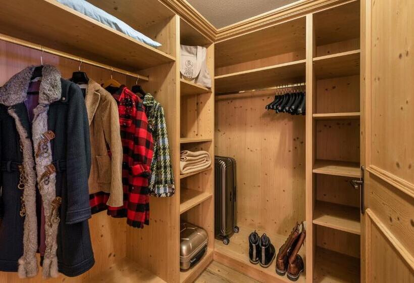 家庭套房, Posta Zirm