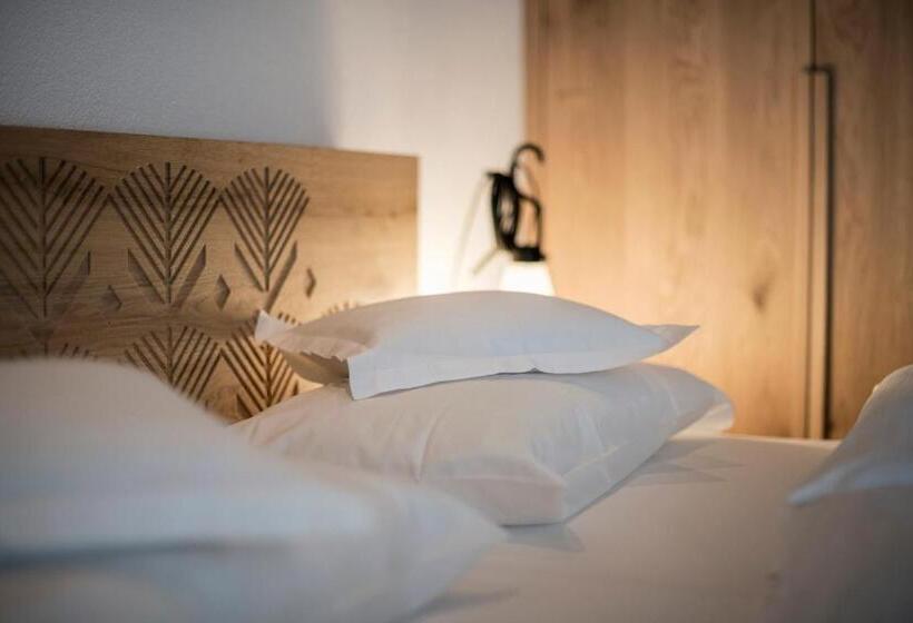 标准间, Posta Zirm