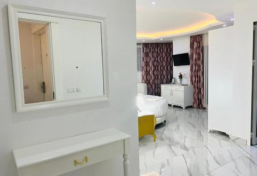 디럭스 스위트, Ujvara