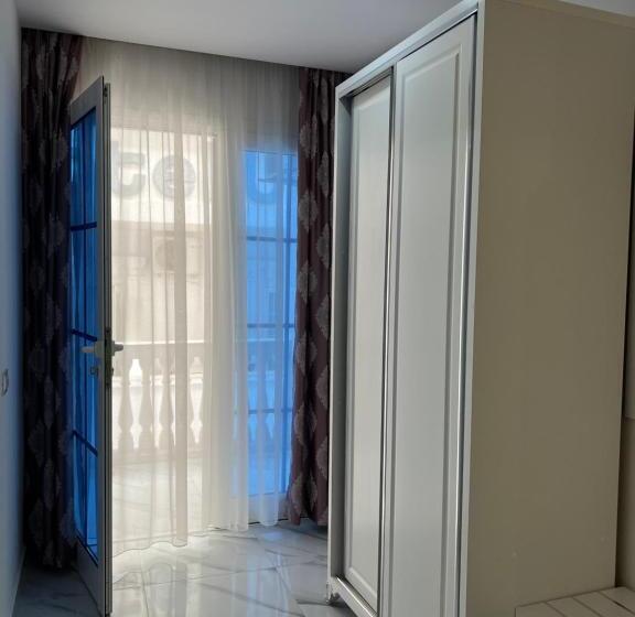 발코니가 있는 4인용 스탠다드 룸, Ujvara