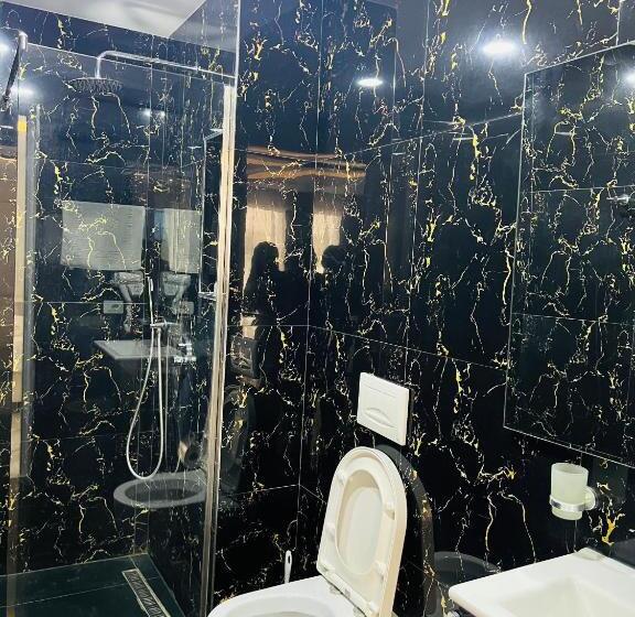 디럭스 룸, Ujvara