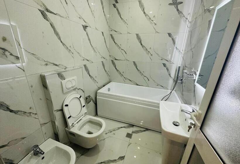 디럭스 트리플 룸, Ujvara