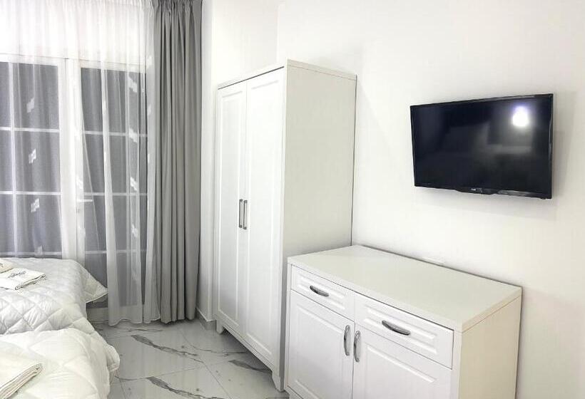 디럭스 트리플 룸, Ujvara