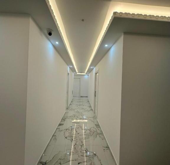 디럭스 트리플 룸, Ujvara