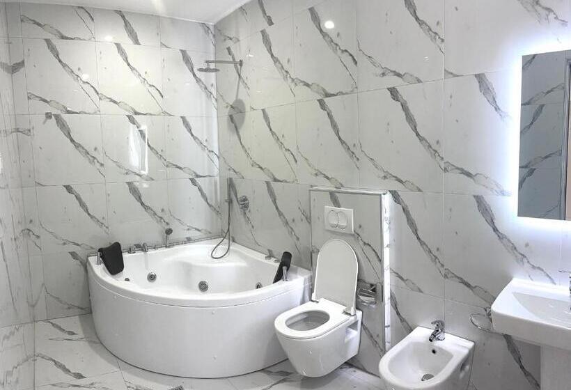 디럭스 4인 룸, Ujvara