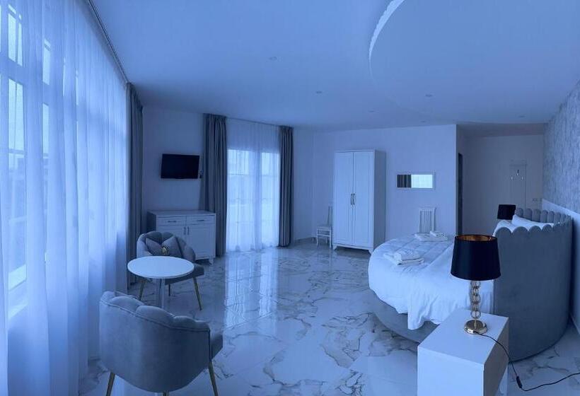 디럭스 패밀리 룸, Ujvara