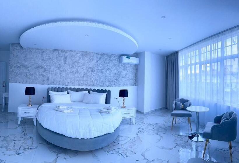 디럭스 패밀리 룸, Ujvara