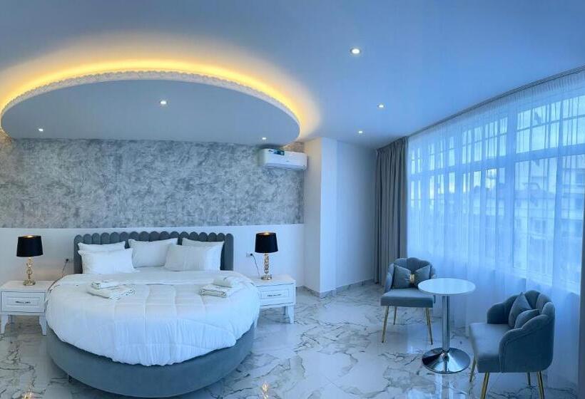 디럭스 패밀리 룸, Ujvara