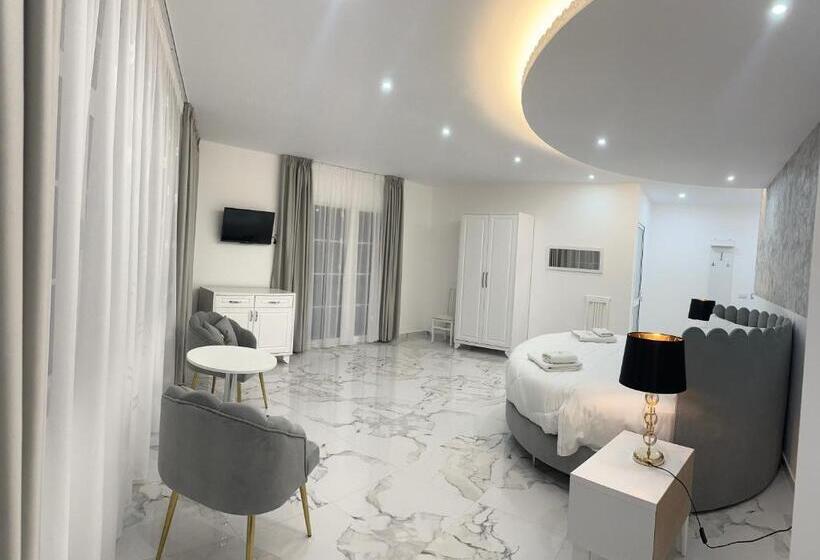 디럭스 패밀리 룸, Ujvara