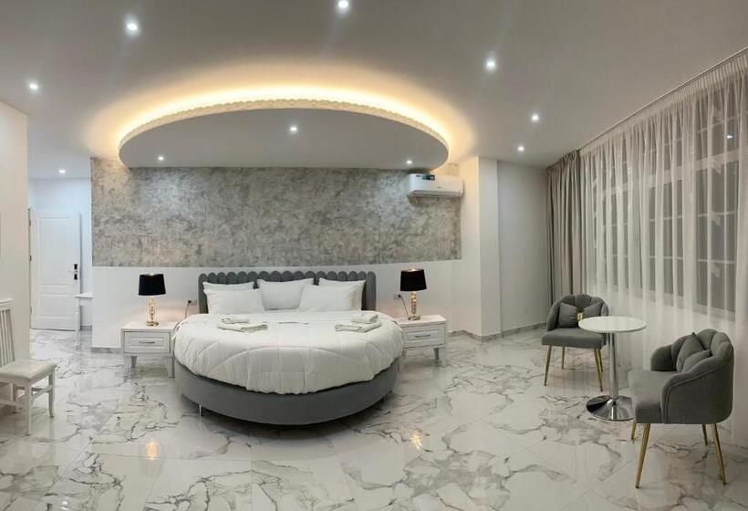 디럭스 패밀리 룸, Ujvara