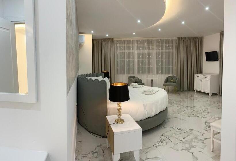 디럭스 패밀리 룸, Ujvara