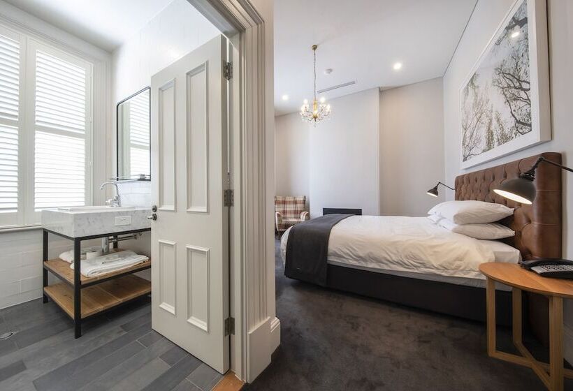 غرفة قياسية سرير مزدوج, The Crafers