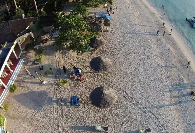 スタンダードスタジオ, Beachcomber Club Resort