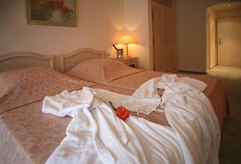 اتاق اکونومی, Meyer