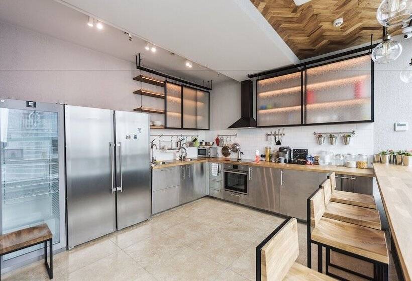 اتاق استاندارد با سرویس بهداشتی مشترک, Icon Hostel